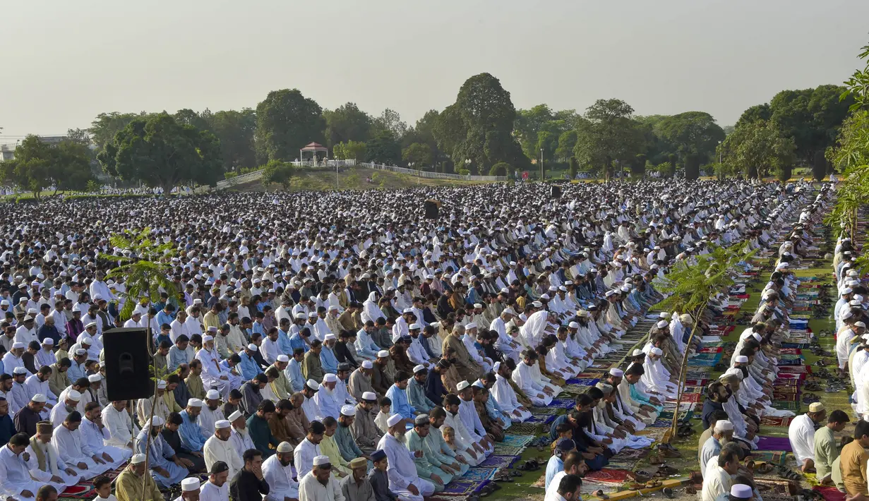 <p>Umat Muslim melakukan melaksanakan Sholat Idul Fitri, yang menandai akhir bulan suci Ramadhan, di Peshawar pada 2 Mei 2022. (AFP/Abdul Majeed)</p>