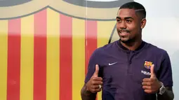 Pesepakbola muda Brasil, Malcom Filipe Silva de Oliveira berpose setibanya di stadion Camp Nou,  Barcelona, Selasa (24/7). Malcom diboyong dari Girondins Bordeaux dengan dengan biaya 41 juta euro atau setara Rp 695 miliar. (AP Photo/Manu Fernandez)