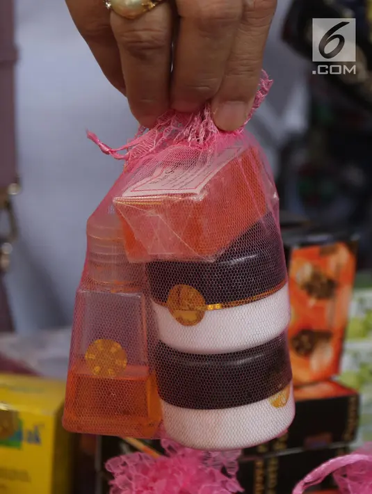 Penampakan kosmetik palsu dari hasil penggerebekan pabrik di kawasan Tambora, Jakarta Barat, Selasa (15/5). Pabrik tersebut digerebek karena disinyalir menjadi tempat produksi kosmetik tanpa izin edar/ilegal. (Liputan6.com/Arya Manggala)