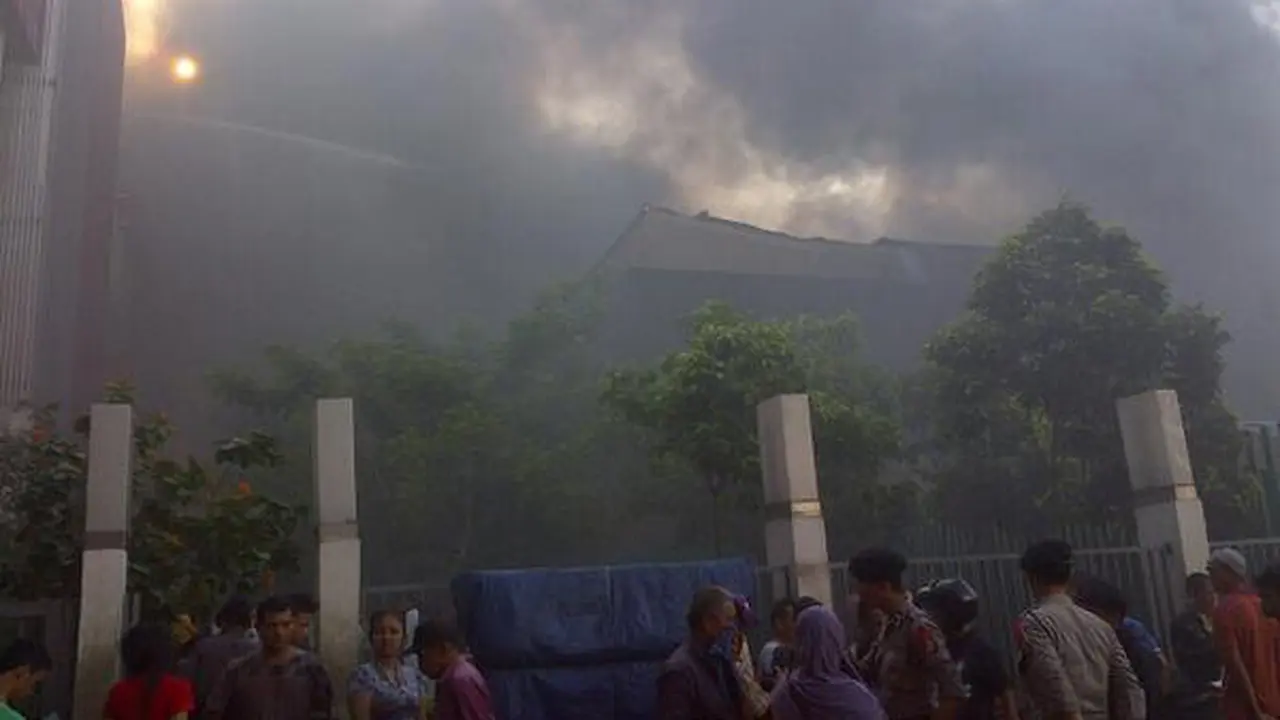 3 Jam Berlalu, Pasar Senen Masih Kebakaran