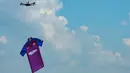 Barcelona menggunakan drone menerbangkan jersey terbarunya untuk musim 2018/2019 saat diperkenalkan di Montjuic Swimming Pool, 19 Mei 2018. Dilansir dari situs resminya, seragam kali ini menunjukkan penghormatan kepada kota Barcelona. (AFP/Josep LAGO)