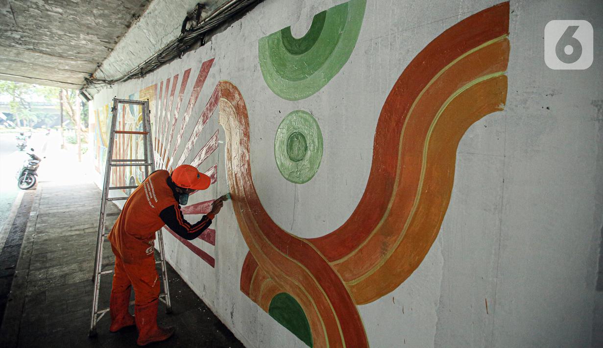 Selain itu, mural tersebut juga sengaja dibuat untuk menghindari coretan dan aksi vandalisme. Sebab sebelumnya coretan memenuhi kawasan itu sehingga terlihat kumuh. (Liputan6.com/Faizal Fanani)