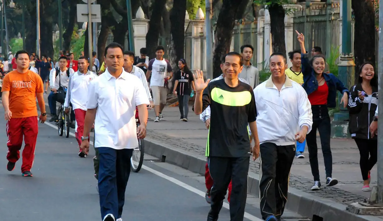  Jokowi tampak ditemani ajudan dan sejumlah kecil anggota Pasukan Pengawal Presiden (Paspampres) saat lari pagi, Jakarta, Minggu (2/11/2014). (Rumgapres/Agus Suparto)  