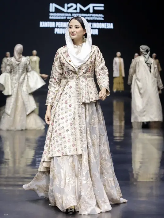 Sementara itu, wakil menteri perdagangan, Dyah Roro, hadir  untuk memperagakan busana karya @ririsghofir.official dari Jawa Timur. [@dyahroroestiwp].