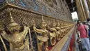 Seorang wisatawan tampak berpose di dekat bangunan unik Grand Palace. Grand Palace merupakan istana dari Ratu Thailand. Foto diambil pada 13 Agustus 2015. (Liputan6.com/Herman Zakharia)