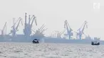 Nelayan berlayar saat aktivitas bongkar muat barang ekspor impor di Pelabuhan Tanjung Priok, Jakarta, Senin (17/7). Badan Pusat Statistik melaporkan kinerja ekspor dan impor Indonesia mengalami susut signifikan di Juni 2017. (Liputan6.com/Angga Yuniar)