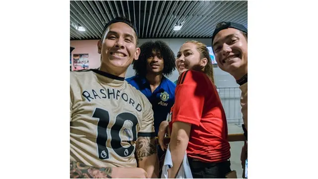 Dapat Tanda Tangan CR7, Begini 7 Momen Seru Adipati Dolken Saat Nonton ICCSG di Singapura