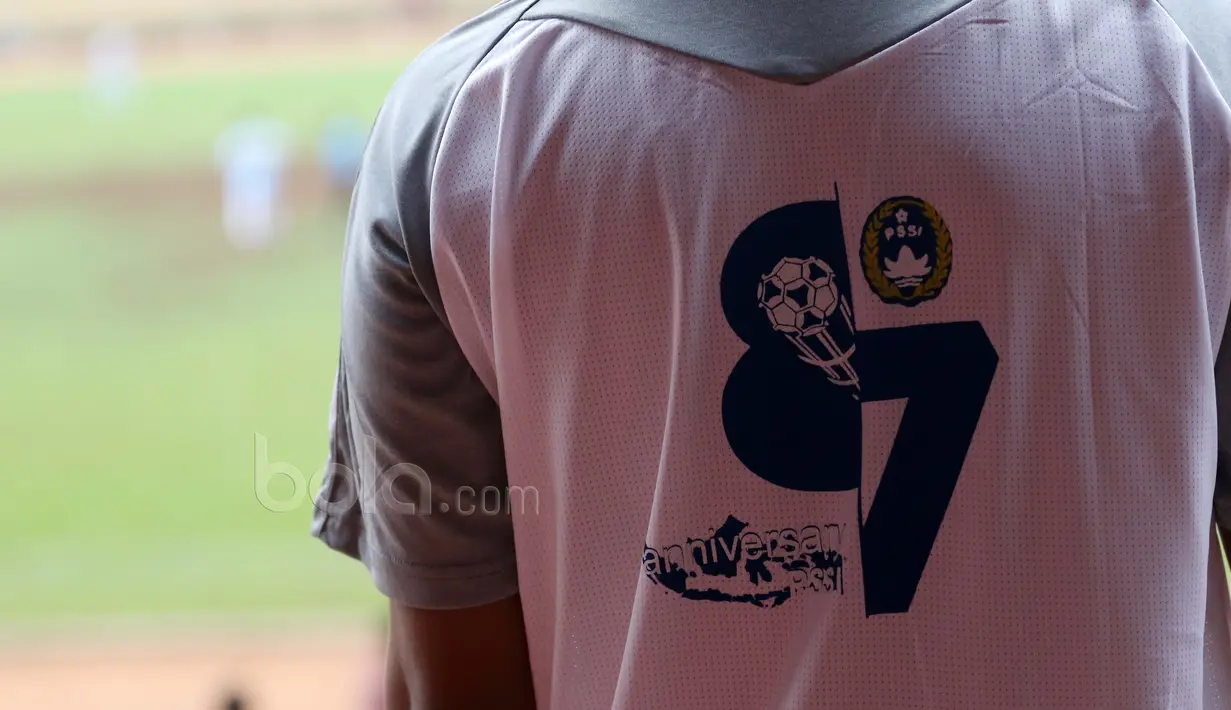 Pemain bersiap dengan jersey berlogo 87 sebelum  turun ke lapangan pada laga persahabatan di Stadion Soematri Brojonegoro, Jakarta (19/4/2017). Pertandingan ini untuk meramaikan HUT PSSI ke-87. (Bola.com/Nicklas Hanoatubun)