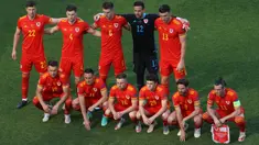 Formasi "berantakan" Timnas Wales mengundang perhatian kala mereka berjumpa dengan Timnas Swiss di laga perdana Grup A Euro 2020. Berbeda dengan pose tim pada umumnya, mereka dengan sengaja memilih bergaya asimetris dan terkesan berantakan. (Foto: AFP/Pool/Naomi Baker)