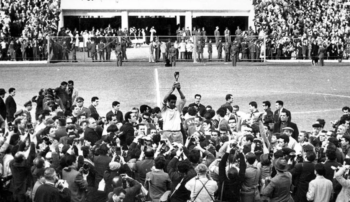 Kapten Brazil Mauro memegang Trophy tinggi-tinggi setelah menaklukan Ceko dengan skor 3-1 di Final 1962 Piala Dunia FIFA Chili (fifa.com)