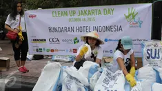 Para relawan saat merapikan kantong - kantong sampah selama acara Clean Up Jakarta Day di Bunderan Hotel Indonesia, Jakarta, minggu (18/10/2015). Sebanyak 15.000 relawan mengikuti kegiatan Clean Up Jakarta Day 2015. (LIputan6.com/Herman Zakharia)