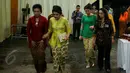 Selvi Ananda (kebaya hijau) bersama keluarga saat menyambut kedatangan keluarga Presiden Joko Widodo, Jawa Tengah, Selasa (9/6/2015). Keluarga Selvi menerima lamaran dari keluarga Presiden Jokowi. (Liputan6.com/Faizal Fanani)