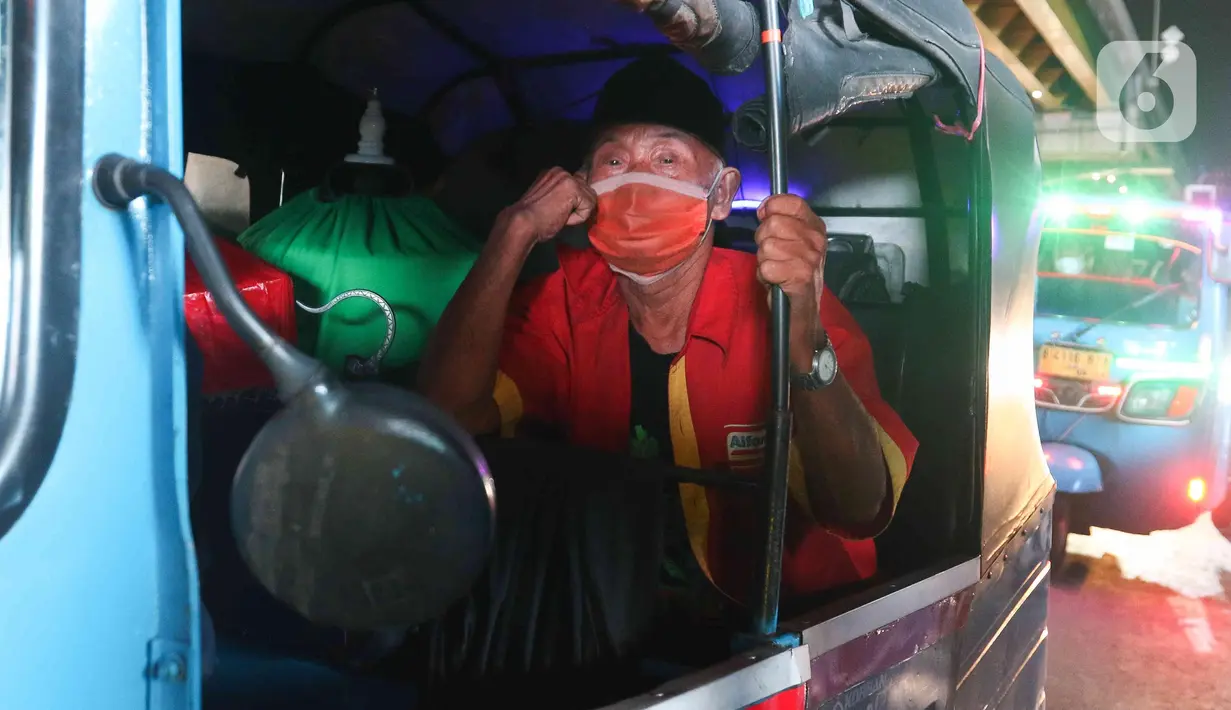 Diperkirakan kepadatan kendaraan di jalur Kalimalang akan terus bertambah hingga tengah malam nanti. (Liputan6.com/Herman Zakharia)