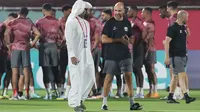 Pelatih timnas Qatar, Felix Sanchez (kanan) saat berbincang dengan ofisial tim jelang persiapan Piala Dunia 2022 (AFP)