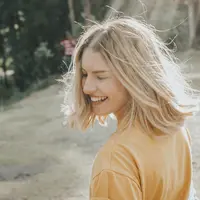 Terlalu banyak menghindari sinar matahari juga ternyata bisa berdampak buruk dan berpengaruh langsung pada kebahagiaan. (Foto: unsplash.com)