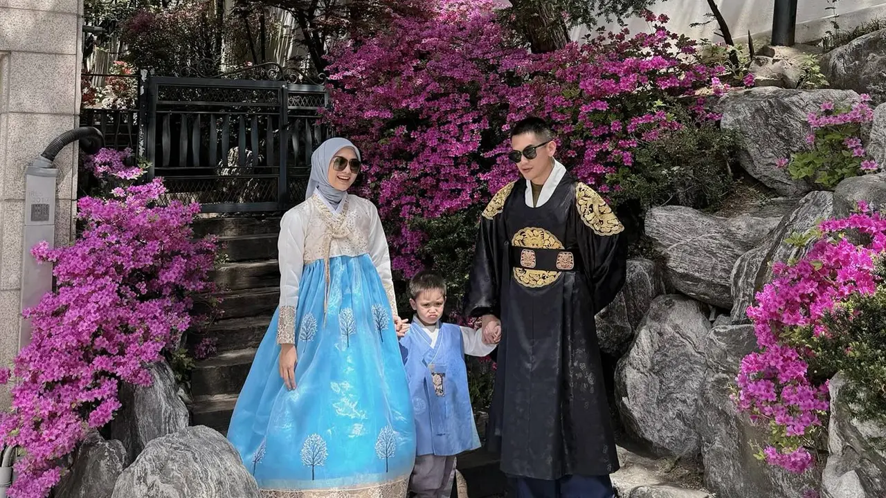 7 Potret Citra Kirana dan Rezky Adhitya Pakai Hanbok di Korea Selatan
