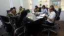 Menteri Hukum dan HAM Yasonna H Laoly berbincang dengan pimpinan Badan Legislasi (Baleg) sebelum melakukan rapat kerja di Gedung DPR, Jakarta, Selasa (23/10). Rapat dihadiri Anggota Baleg, Anggota DPD, dan pemerintah. (Liputan6.com/JohanTallo)