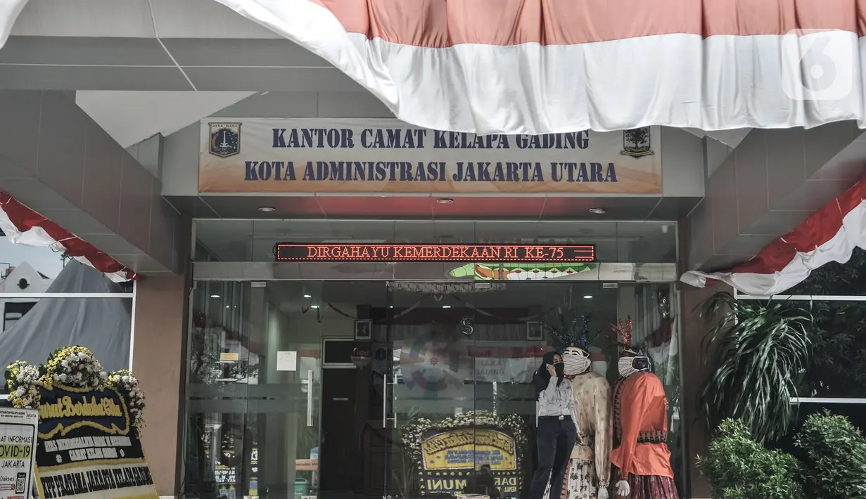 Petugas berada di depan Kantor Kecamatan Kelapa Gading, Jakarta, Senin (21/9/2020). Kantor Kecamatan Kelapa Gading ditutup sementara selama 3 hari hingga Rabu (23/9) mendatang, pasca meninggalnya Camat Kelapa Gading, M Harmawan akibat COVID-19. (merdeka.com/Iqbal Nugroho)