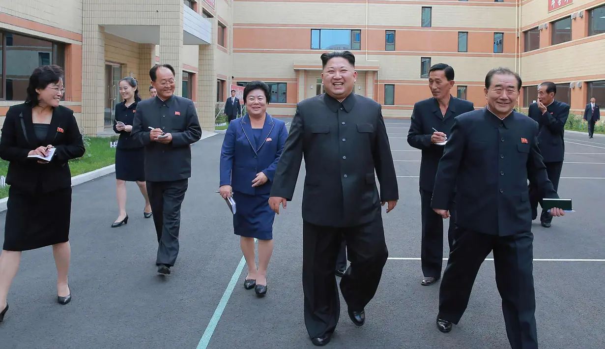Pemimpin Korea Utara Kim Jong-Un bersama stafnya saat mengunjungi pabrik sepatu Ryuwon di Pyongyang 19 Oktober 2017. (AFP Photo/KCNA Via KNS/Str/South Korea Out/Republic Of Korea Out)