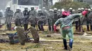 Pengunjuk rasa melempari polisi dengan serpihan trotoar ditengah aksi protes saat pertemuan Menteri-menteri Eropoa di Brussels, Belgia, 7 September 2015. Aksi tersebut menuntut bantuan harga murah dan biaya yang tinggi. (REUTERS/Eric Vidal)