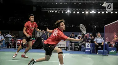 Ganda Campuran Indonesia Tontowi Ahmad/Liliyana Natsir saat beraksi melawan Dukyoung Kim/Kim Ha Na (Korea) pada laga pertama Indonesia Open 2017 di Jakarta, Selasa (13/6). Tontowi/Liliyana unggul dengan skor 19 - 21 - 21. (Liputan6.com/Faizal Fanani)