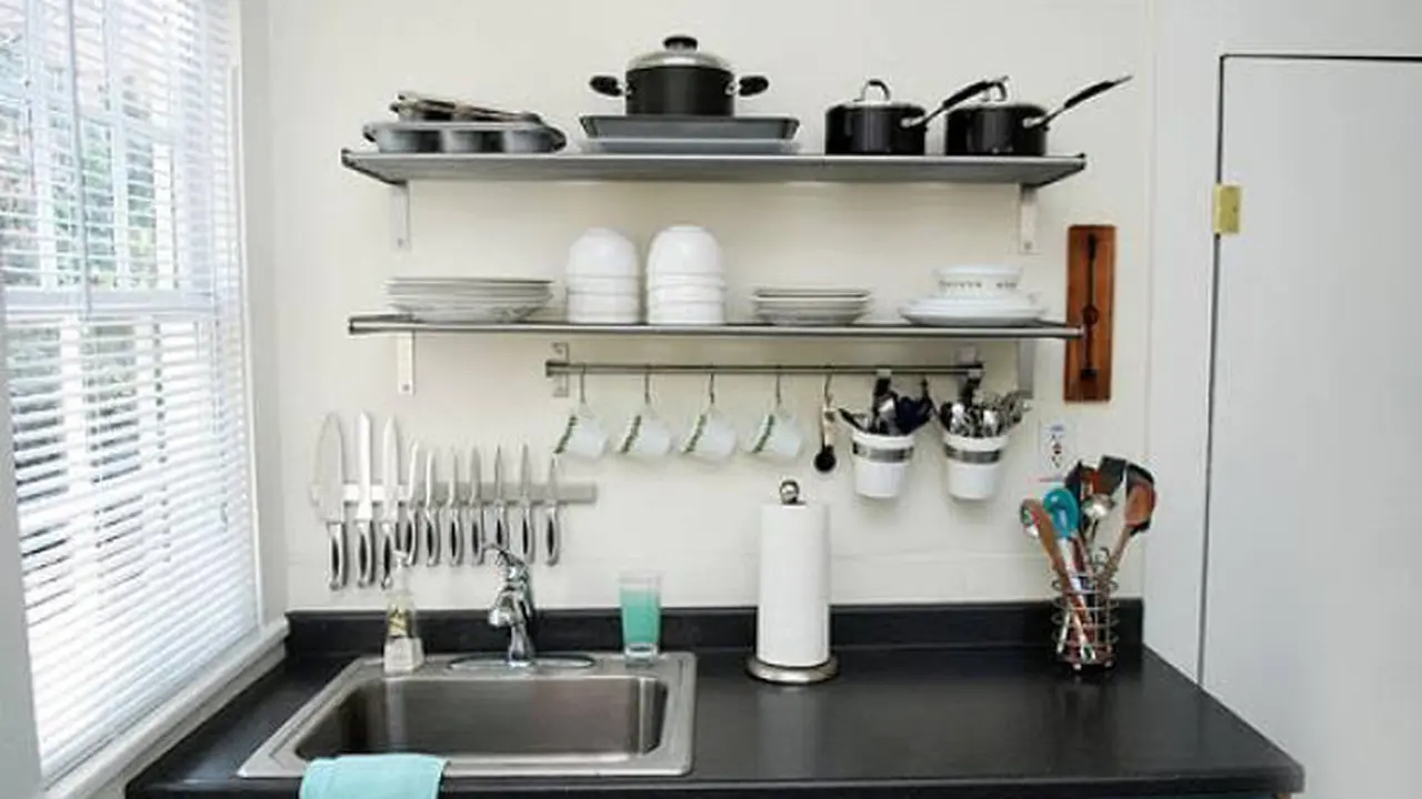 20170519-tips menata dapur tanpa kitchen set-rumahcom-boy