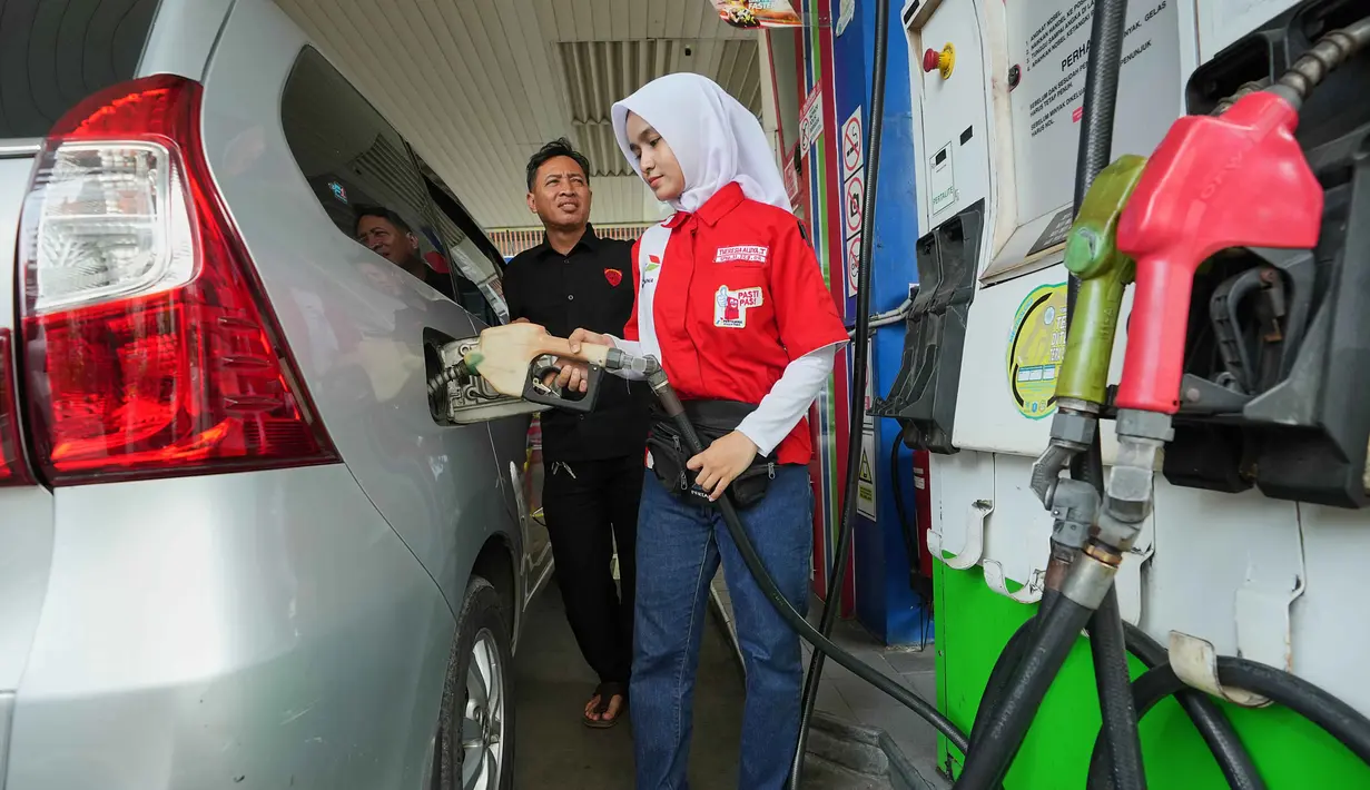 Menteri Koordinator Bidang Perekonomian Airlangga Hartarto mengatakan kenaikan harga minyak dunia tak terhindarkan setelah pecahnya perang antara Iran melawan Amerika Serikat (AS) dan Israel. Tampak dalam foto, seorang karyawan mengisi tangki bahan bakar mobil di sebuah Stasiun Pengisian Bahan Bakar Umum (SPBU) di Jakarta, Selasa 3 Maret 2026. (AP Photo/Achmad Ibrahim)