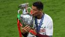 Striker Portugal, Cristiano Ronaldo, mencium trofi juara Piala Eropa 2016, Senin (11/7/2016) dini hari WIB. (AFP/Miguel Medina)