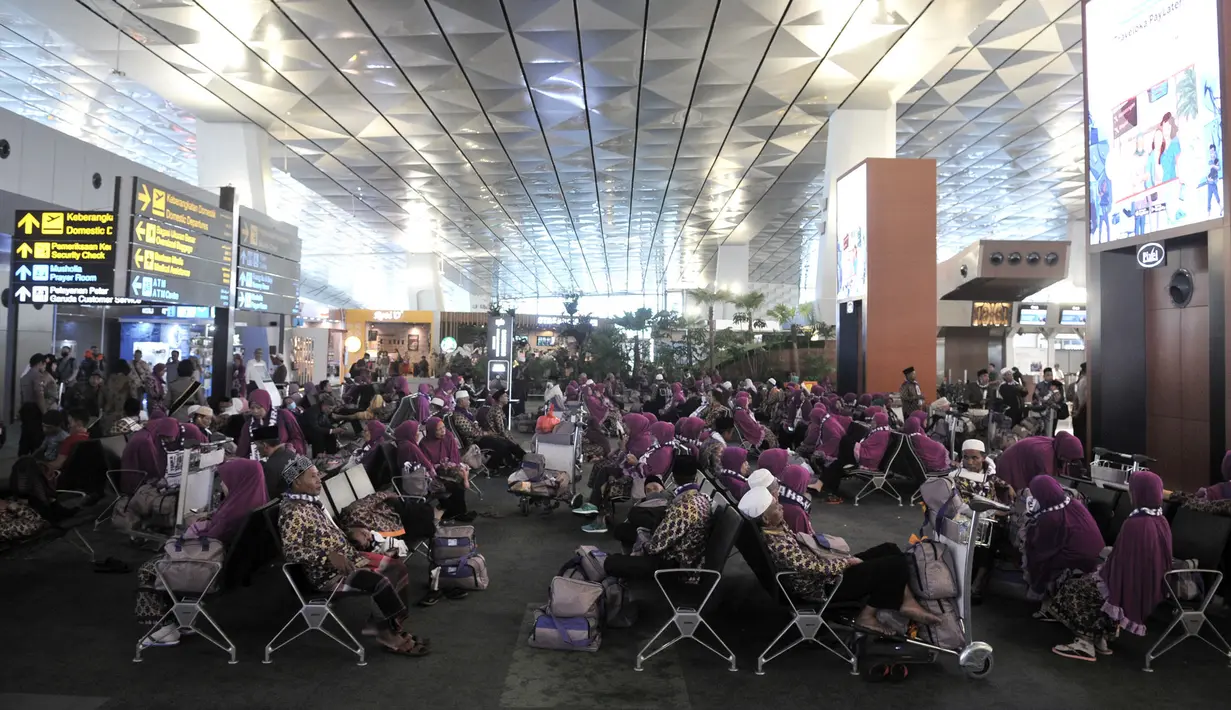 Calon Jemaah umrah menunggu kepastian di Terminal 3 Bandara Soekarno Hatta, Tangerang, Kamis (27/2/2020). Calon Jemaah umrah tertahan di Terminal 3 Soetta, buntut dari kebijakan Kerajaan Arab Saudi menyetop pelayanan visa umrah guna mencegah penyebaran virus corona. (merdeka.com/Iqbal Nugroho)