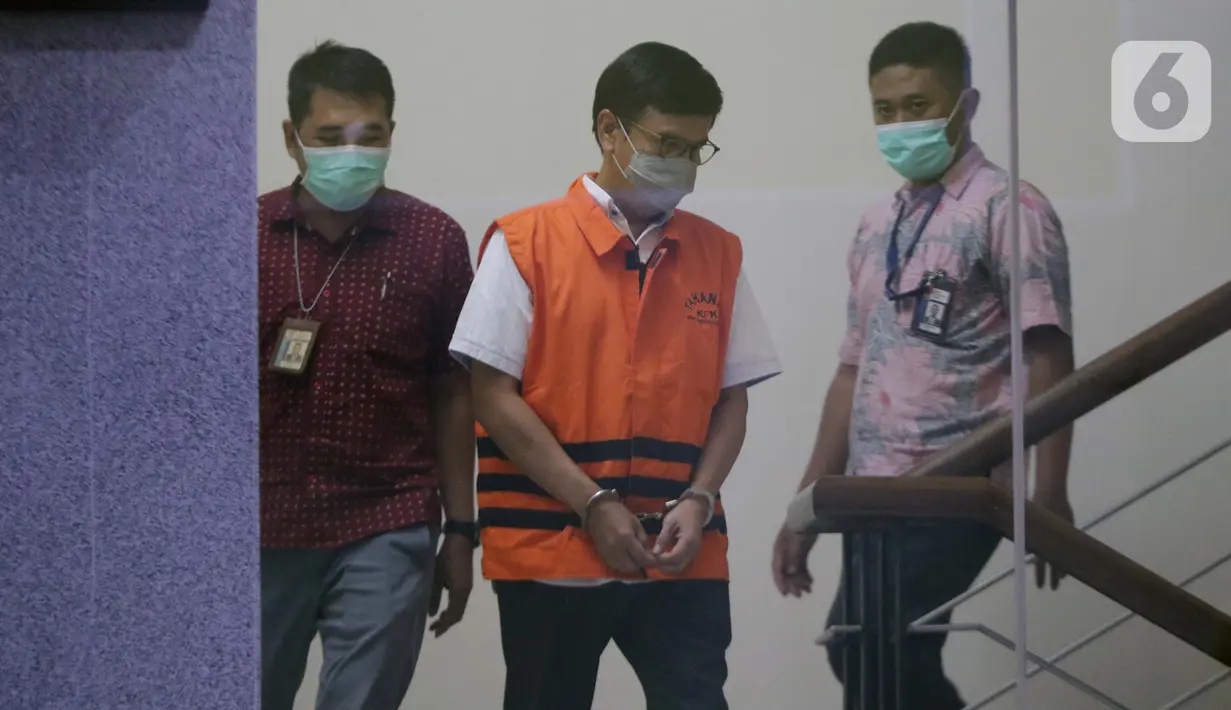 Mantan Dirut Perumda Pembangunan Sarana Jaya, Yoory Corneles Pinontoan (tengah) digiring petugas di Gedung KPK, Jakarta, Kamis (27/5/2021). Yoory merupakan tersangka dugaan korupsi pengadaan tanah terkait program pembangunan rumah DP Rp 0,- di Munjul Pondok Ranggon. (Liputan6.com/Helmi Fithriansyah)