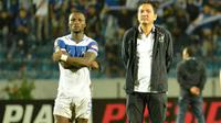 Gelandang jangkar PSIS, Ibrahim Conteh (kiri) bersama CEO PSIS, Yoyok Sukawi. (Bola.com/Vincentius Atmaja)