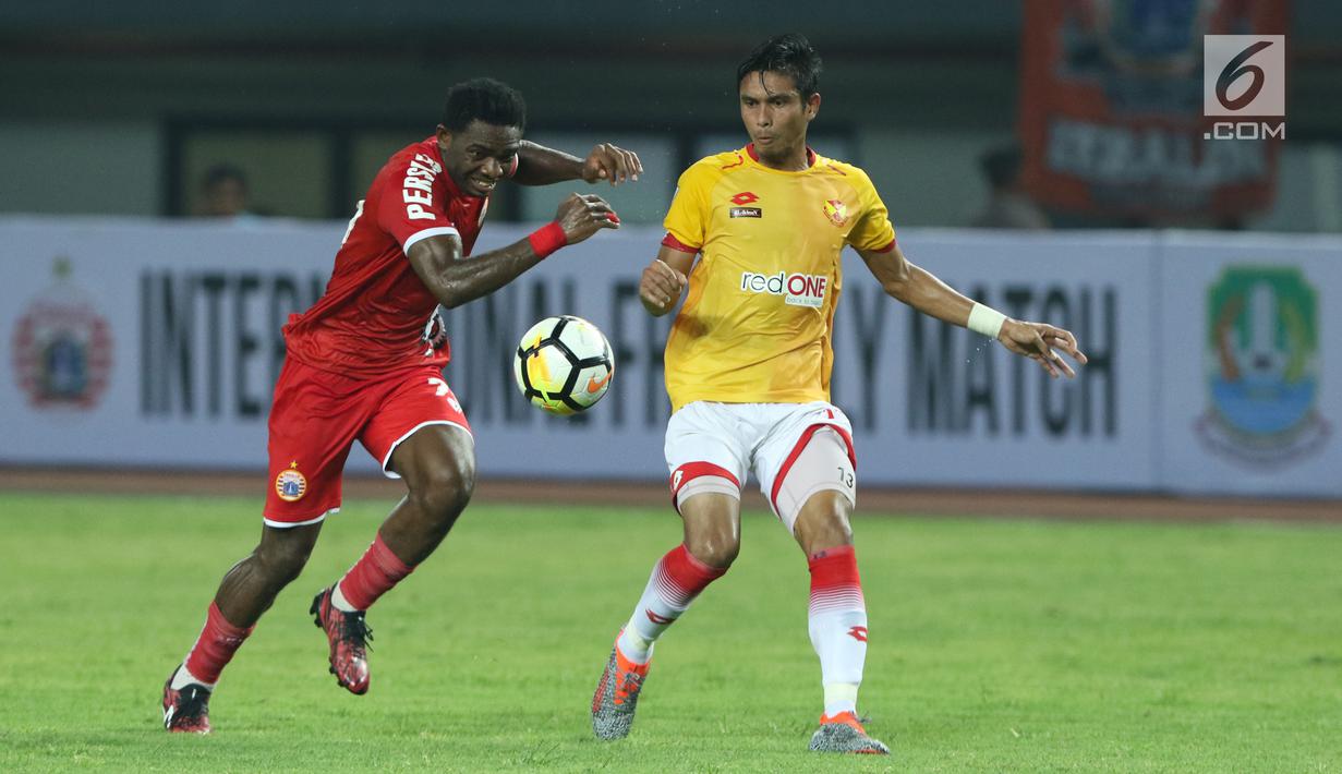 Pemain Persija, Osas Saha (kiri) berebut bola dengan pemain Selangor FA, Razman B Roslan saat laga persahabatan di Stadion Patriot Candrabhaga, Bekasi, Kamis (6/9). Babak pertama berakhir imbang 1-1. (Liputan6.com/Helmi Fithriansyah)