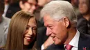 Mantan Presiden AS Bill Clinton dan putrinya, Chelsea Clinton, berbincang sebelum dimulainya perhelatan debat ketiga dan terakhir capres AS antara Donald Trump dan Hillary Clinton di University of Nevada, Las Vegas, Rabu (19/10). (REUTERS/Lucy Nicholson)