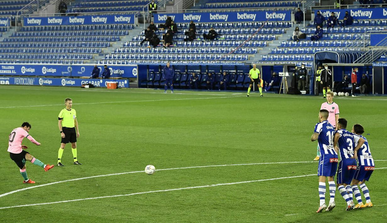 Striker Barcelona, Lionel Messi, melepaskan tendangan bebas saat melawan Alaves pada laga Liga Spanyol di Stadion Mendizorroza, Minggu (1/11/2020). Kedua tim bermain imbang 1-1. (AP Photo/Alvaro Barrientos)