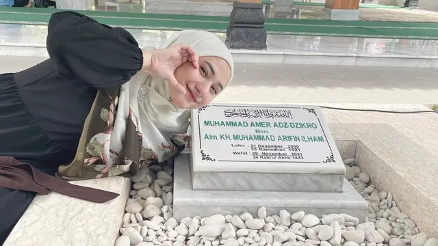 Momen Nadzira Shafa Ziarah ke Makam Ameer Azzikra, Terlihat Makin Tegar