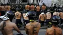 Petugas pemadam kebakaran ambil bagian dalam aksi protes di depan gedung parlemen di Oviedo, Spanyol, Kamis (19/11). Mereka melakukan aksi mogok bertugas guna menuntut kenaikan gaji dan tunjangan kesejahteraan. (REUTERS/Eloy Alonso)