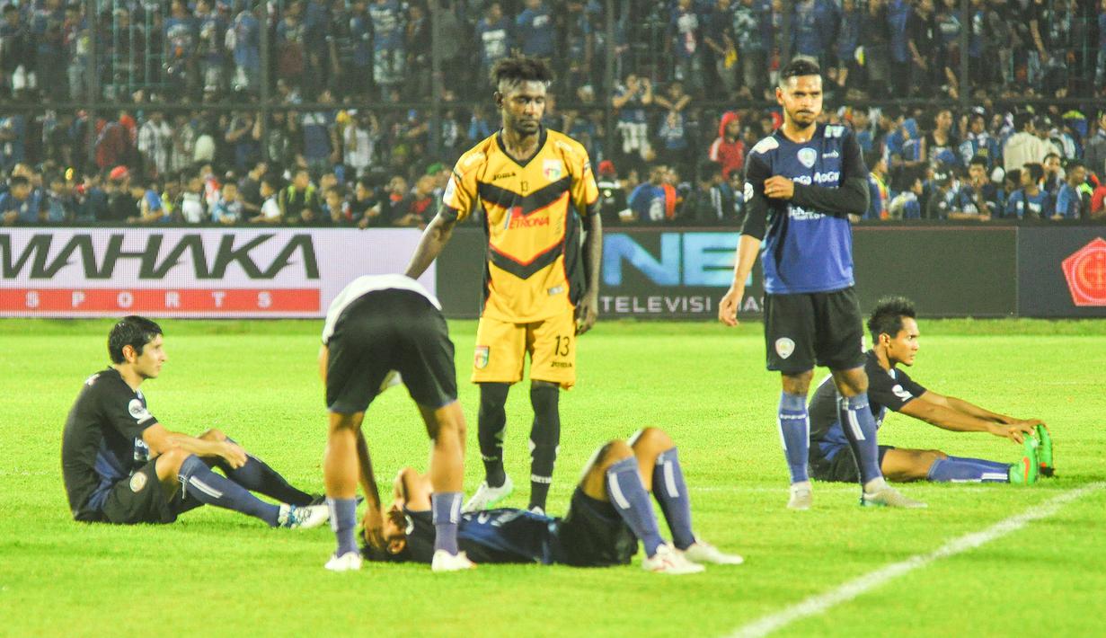 Pemain Mitra Kukar, Yanto Basna, menghibur pemain Arema Cronus setelah laga semifinal Piala Jenderal Sudirman di Stadion Kanjuruhan, Malang, Minggu (17/1/2016). Mitra Kukar menang 3-2 atas Arema Cronus. (Bola.com/Kevin Setiawan)