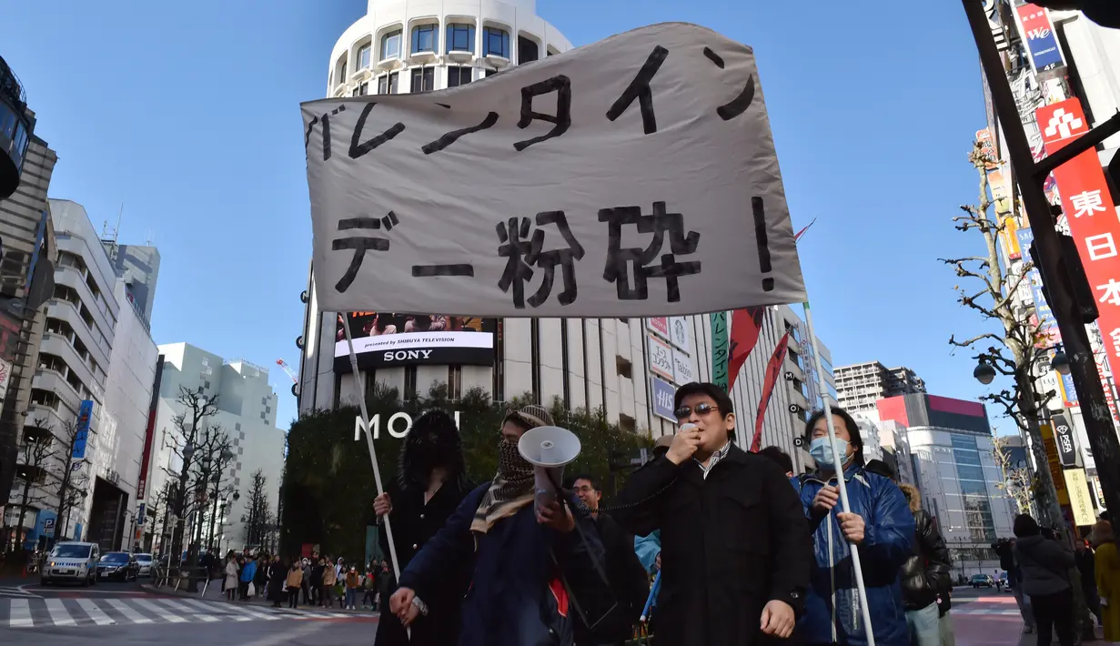 Sekelompok pria Jepang turun ke jalan mengadakan demonstrasi anti-Valentine di Tokyo, Minggu (12/1). Sambil membawa spanduk bertuliskan, “Hancurkan Hari Valentine”, para pria anggota ‘Kakuhido’ tersebut berjalan di Distrik Shibuya. (KAZUHIRO NOGI/AFP)