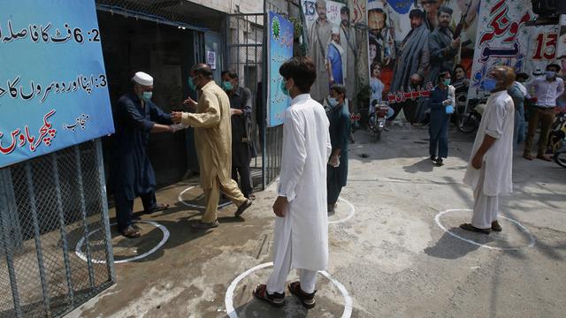 FOTO: Pakistan Kurangi Pembatasan Terkait COVID-19