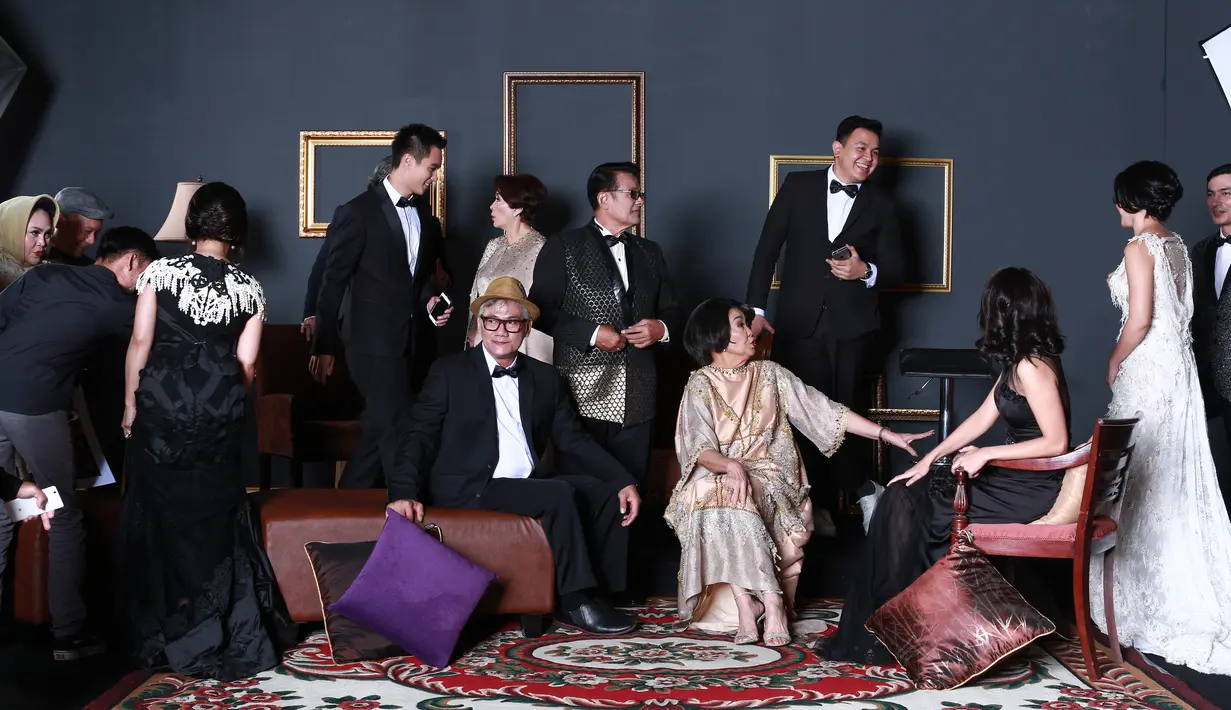 Bukan hal yang mudah mengumpulkan artis senior, dan artis yang sedang naik daun duduk bareng untuk pemotretan. (Galih W. Satria/Bintang.com)