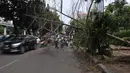  Beberapa petugas kepolisian terlihat mengatur lalu lintas yang terganggu akibat tumbangnya pohon (Liputan6.com/Johan Tallo) 