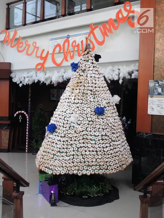 Pohon Natal yang terbuat dari susunan donat terlihat di lobby hotel Dafam Semarang, Rabu (12/12). Pohon Natal setinggi 3 meter untuk menyambut Natal tersebut terdapat 2000 buah kue donat. (Liputan6.com/Gholib)