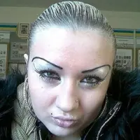 Jangan aplikasikan bentuk alis kayak begini di alismu ya, Girls! Bikin sakit mataaa! (Via: pinterest.com)