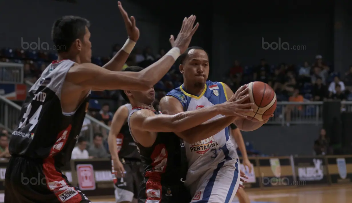 Pebasket Satria Muda, Arki Wisnu (kanan) mencoba keluar dari tekanan para pemain Aspac Jakarta pada laga Perbasi Cup 2017 di Sports Mall, Kelapa Gading, Jakarta, (09/11/2017). Satria Muda menang 86-79. (Bola.com/Nick Hanoatubun)