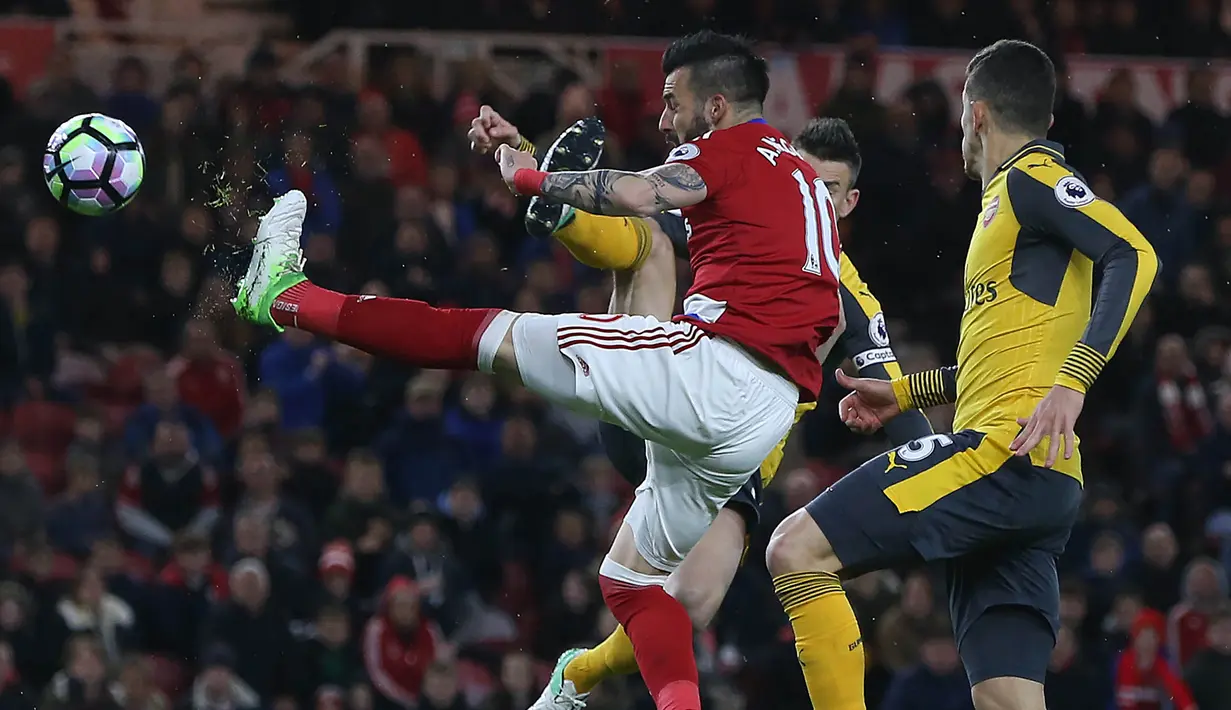 Striker Middlesbrough, Alvaro Negrado, berusaha membobol gawang Arsenal pada laga Premier League di Stadion Riverside, Inggris, Senin (17/4/2017). Middlesbrough takluk 1-2 dari Arsenal. (EPA/Nigel Roddis)