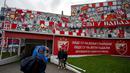 Sejumlah pengunjung berfoto dengan mural yang terletak di pintu masuk terowongan terkenal Stadion Rajko Mitic, Beograd, Serbia dua hari sebelum pertandingan sepak bola Grup G Liga Champions UEFA antara Crvena Zvezda (Red Star Belgrade) dan Manchester City pada 11 Desember 2023 waktu setempat. (AFP/Andrej Isakovic)
