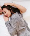 Ilustrasi pasangan suami istri di tempat tidur/copyright freepik.com/lookstudio