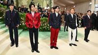 Warna gelap coat berbahan wol tersebut kontras dengan kulit Felix dkk yang putih. (Angela WEISS / AFP)