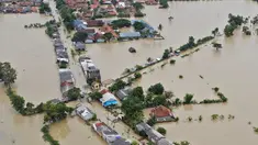 Foto udara memperlihatkan banjir merendam Desa Karangligar di Kecamatan Telukjambe Barat, Karawang, Kamis (10/2/2021). Banjir di Desa Karangligar akibat meluapnya sungai Citarum dan Cibeet membuat ratusan rumah terendam banjir dan ratusan hektar sawah. (Liputan6.com/Herman Zakharia)