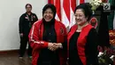 Ketua Umum PDIP Megawati Soekarnoputri (kedua kiri) menjabat tangan Ketua Bidang Kebudayaan DPP PDIP Tri Rismaharini yang dilantik di Kantor DPP PDIP, Jakarta, Senin (19/8/2019). Risma resmi menjabat sebagai Ketua Bidang Kebudayaan DPP PDI Perjuangan masa bakti 2019-2024. (Liputan6.com/Johan Tallo)